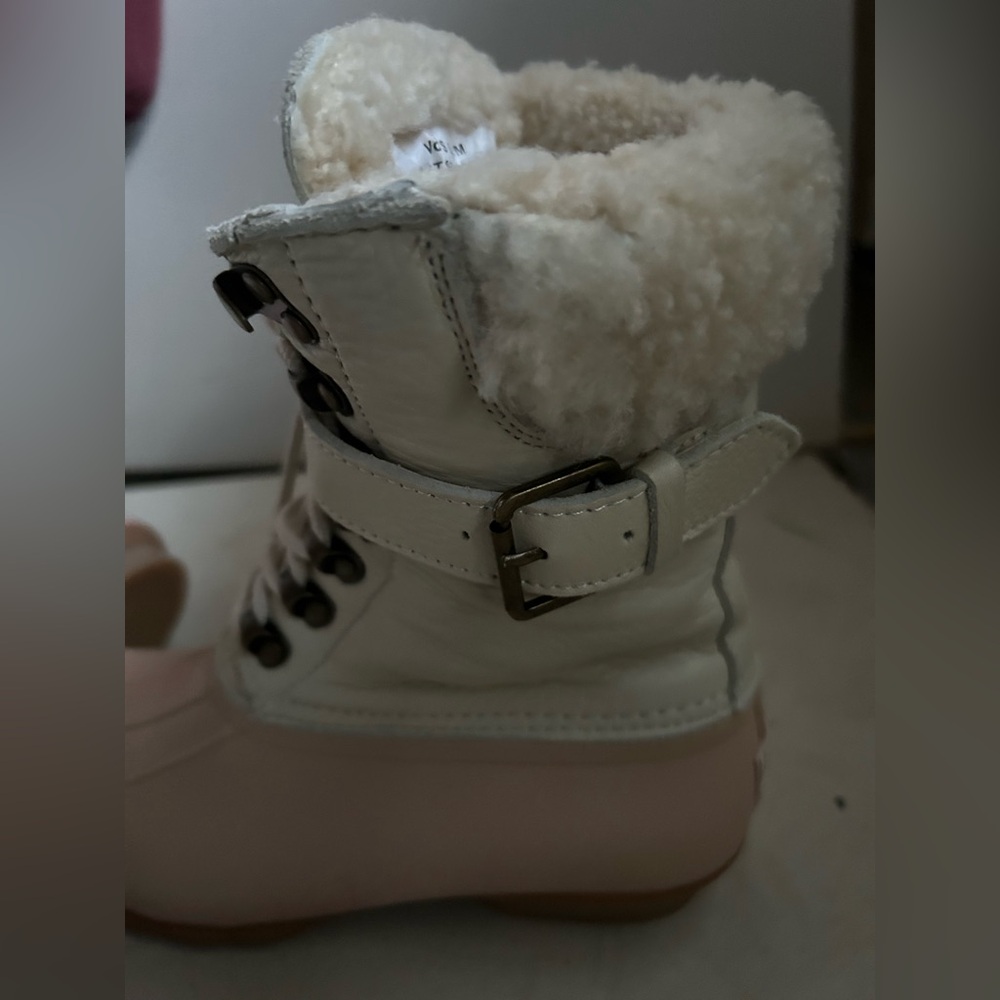 Sperry Leather Duck ๐ฆ Boots in Stylish Pink and Cream with Australian Sheep Fur. - Picture 8 of 9